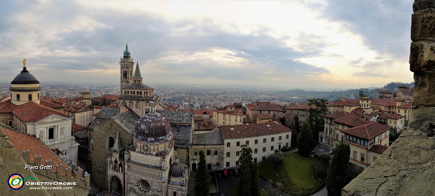 68 Dal Campanone panorama su Duomo, S.ta Maria Magg., Cappella Colleoni.jpg